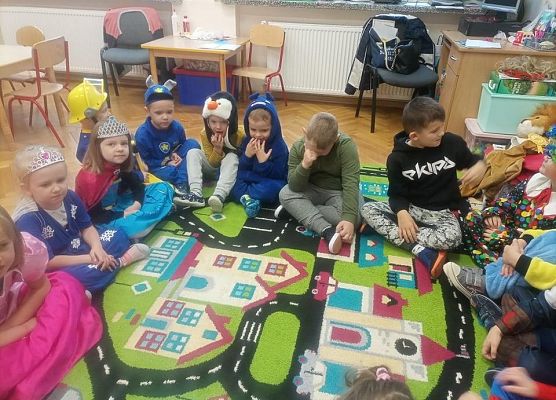 Przebrane dzieci opowiadają o swojej ulubionej bajce