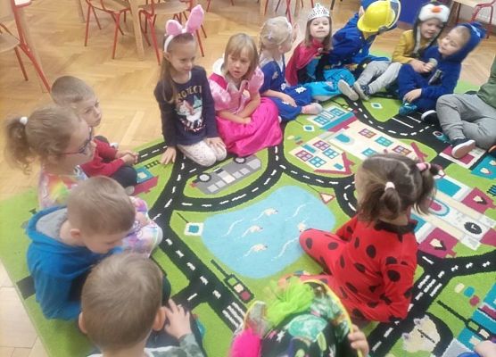 Przebrane dzieci opowiadają o swojej ulubionej bajce