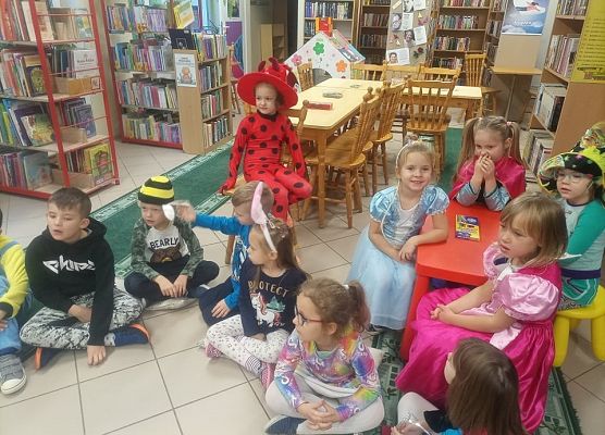 przebrane dzieci słuchają bajki