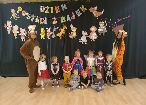 Zdjęcie grupowe przedszkolaków w bajkowych strojach