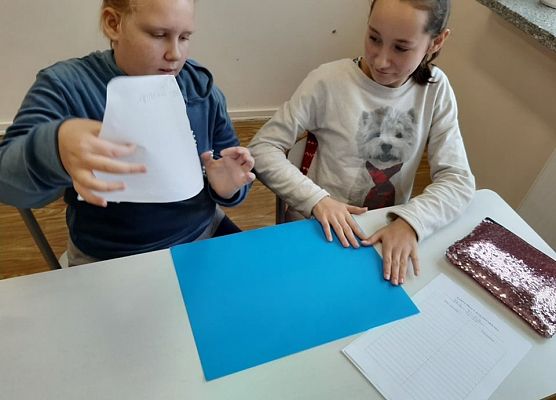 Dzieci tworzą plakat