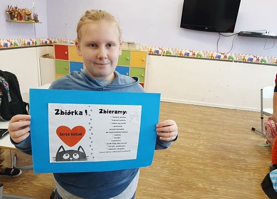 Dziewczynka prezentuje plakat