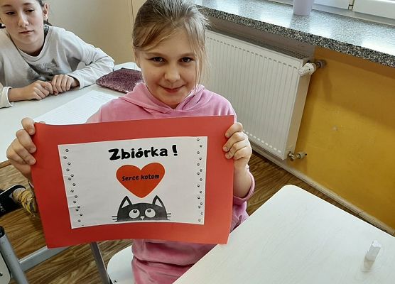 Dziewczynka prezentuje plakat