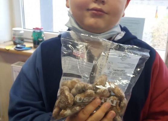 Uczeń trzyma pierniczki