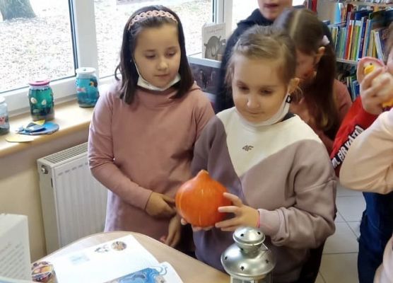 Uczennica ogląda dynię