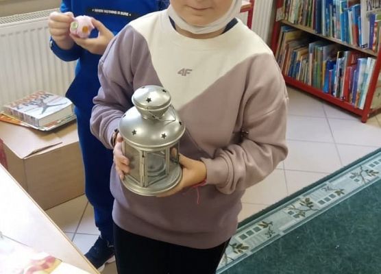 Uczennica ogląda bajkowe rekwizyty