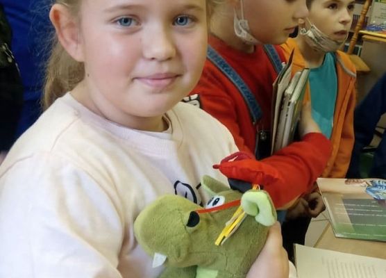 Uczennica trzyma maskotkę smoka wawelskiego