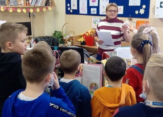 Uczniowie odgadują zagadki