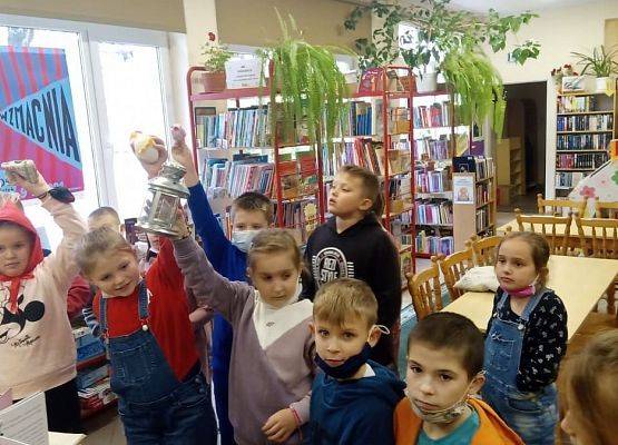 Uczniowie przypisują rekwizyty do bajek