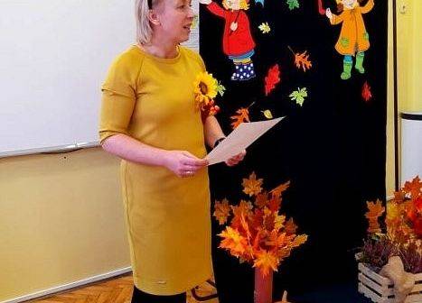 Nauczycielka przemawia do uczniów