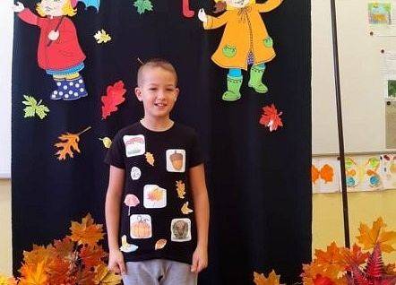 Uczeń stoi i recytuje wiersz o jesieni