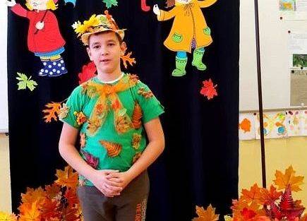 Uczeń stoi i recytuje wiersz o jesieni