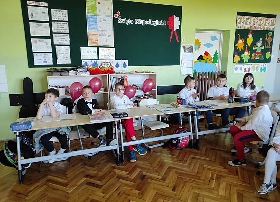 Uczniowie siedzą w klasie podczas zajęć o Niepodległej Polsce