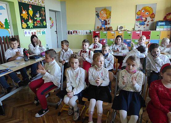 Uczniowie siedzą w klasie podczas zajęć o Niepodległej Polsce