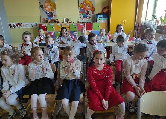 Uczniowie siedzą w klasie podczas zajęć o Niepodległej Polsce