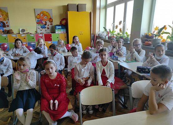 Uczniowie siedzą w klasie podczas zajęć o Niepodległej Polsce