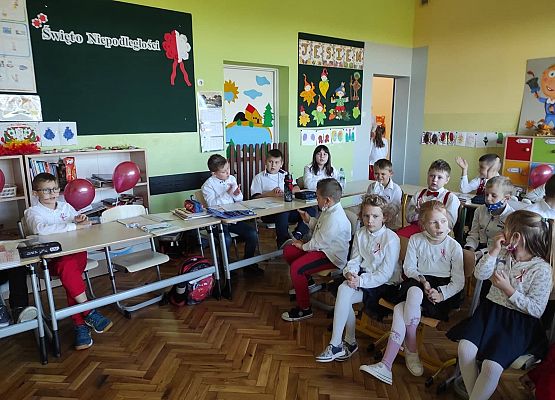 Uczniowie siedzą w klasie podczas zajęć o Niepodległej Polsce