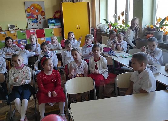 Uczniowie siedzą w klasie podczas zajęć o Niepodległej Polsce