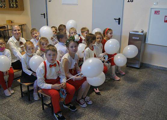 Dzieci siedzą podczas apelu i oglądają występy kolegów i koleżanek