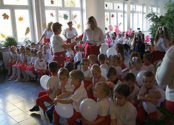 Dzieci siedzą podczas apelu i oglądają występy kolegów i koleżanek