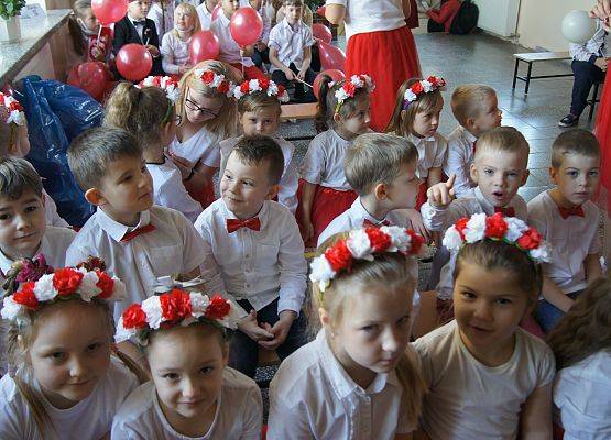 Dzieci siedzą podczas apelu i oglądają występy kolegów i koleżanek