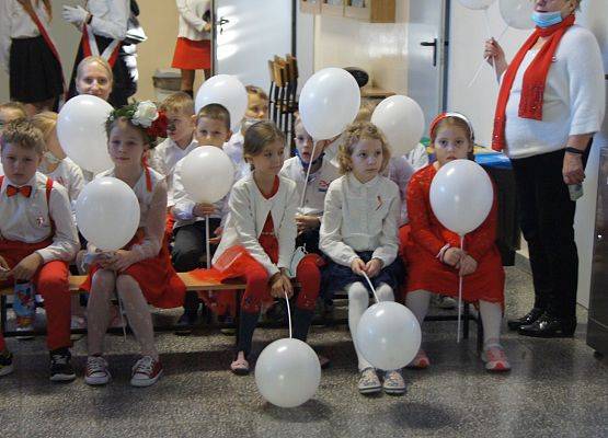 Dzieci siedzą podczas apelu i oglądają występy kolegów i koleżanek