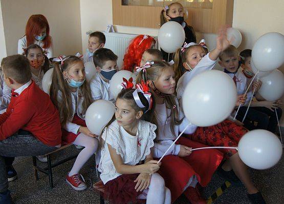 Dzieci siedzą podczas apelu i oglądają występy kolegów i koleżanek