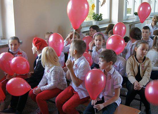 Dzieci siedzą podczas apelu i oglądają występy kolegów i koleżanek