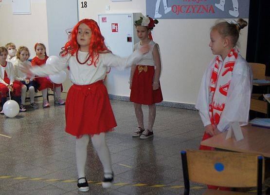 Dziewczynka tańczy podczas apelu