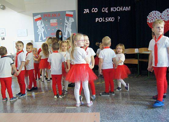 Przedszkolaki tańczą na apelu