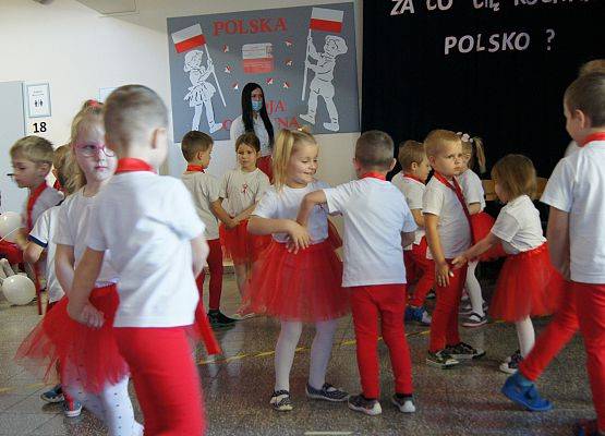 Pokaz tańca w wykonaniu przedszkolaczków