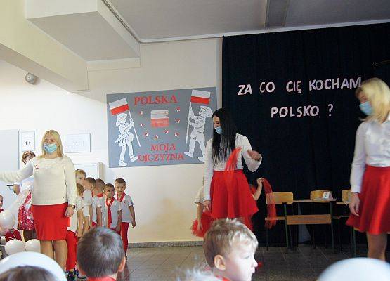 Przedszkolaki i panie nauczycielki tańczą na apelu