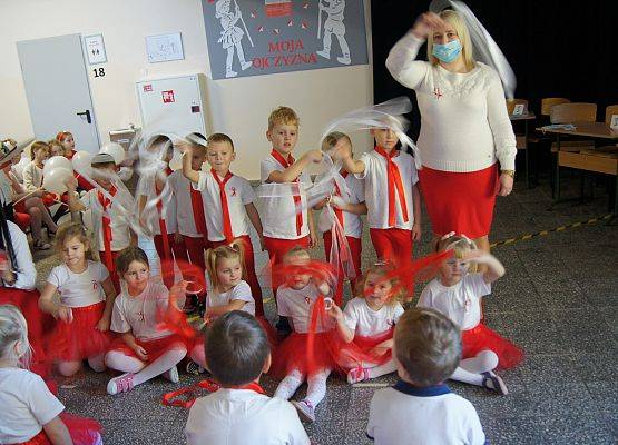 Przedszkolaki i panie nauczycielki tańczą na apelu