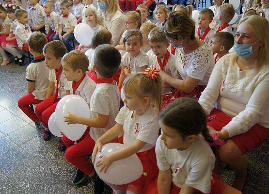 Dzieci siedzą podczas apelu i oglądają występy kolegów i koleżanek