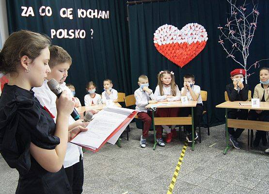 Grupy uczniów wykonujące konkurencyjne zadania na apelu