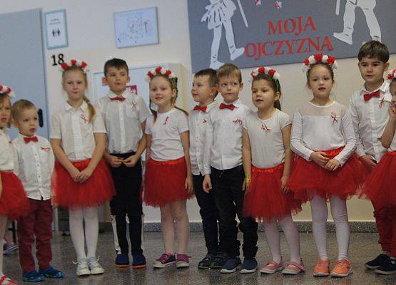 Przedszkolaki śpiewają podczas uroczystego apelu