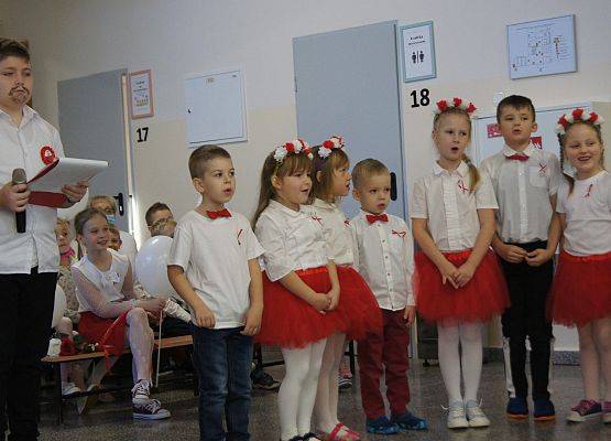 Przedszkolaki śpiewają podczas uroczystego apelu