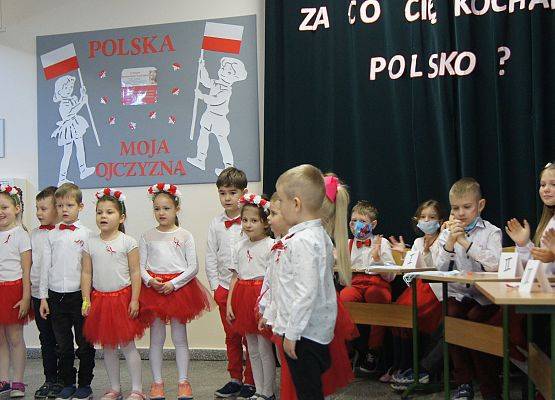 Przedszkolaki śpiewają podczas uroczystego apelu