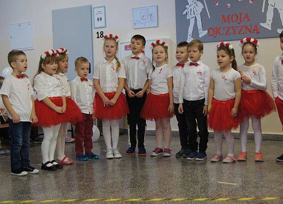 Przedszkolaki śpiewają podczas uroczystego apelu