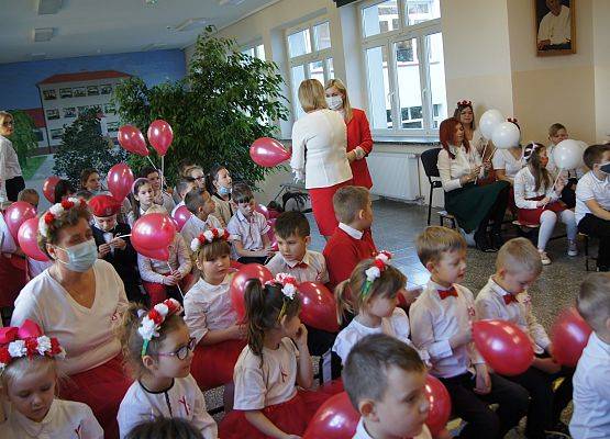 Dzieci siedzą podczas apelu i oglądają występy kolegów i koleżanek