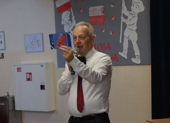 Pan dyrektor opowiada dzieciom o Powstańcu Warszawskim