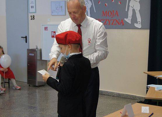 Uczeń odczytuje kartkę, którą otrzymała od Powstańca