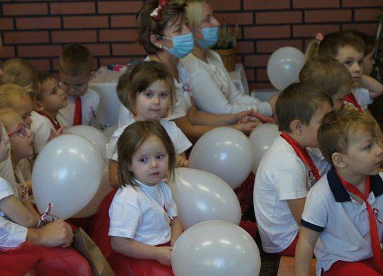 Dzieci siedzą podczas apelu i oglądają występy kolegów i koleżanek