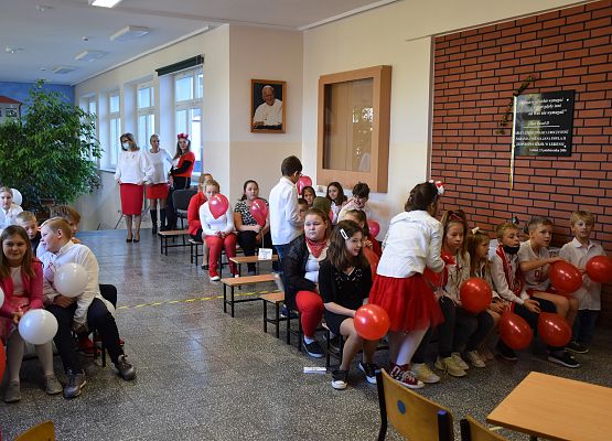 Uczniowie siedzą i oglądają występy kolegów i koleżanek