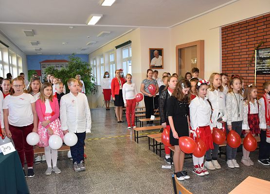 Uczniowie stoją na baczność