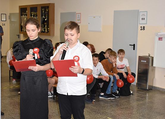 Uczennnica i uczeń rozpoczynają uroczystość