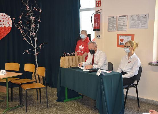 Dyrektor i nauczycielka siedzą przy stoliku