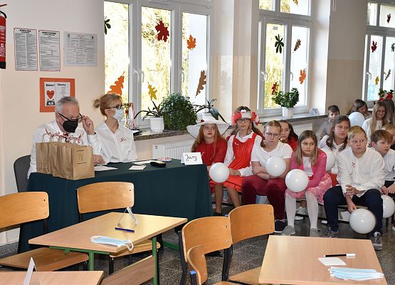 Uczniowie siedzą i oglądają występy kolegów i koleżanek