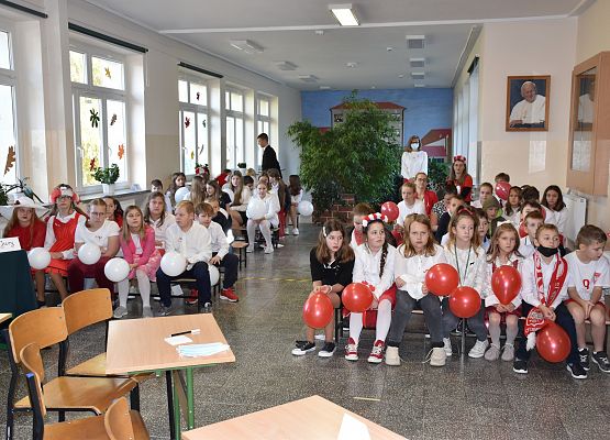 Uczniowie siedzą i oglądają występy kolegów i koleżanek