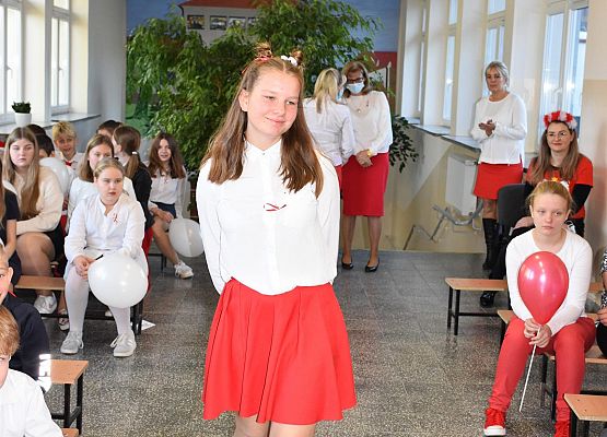 Pokaz mody biało - czerwonej